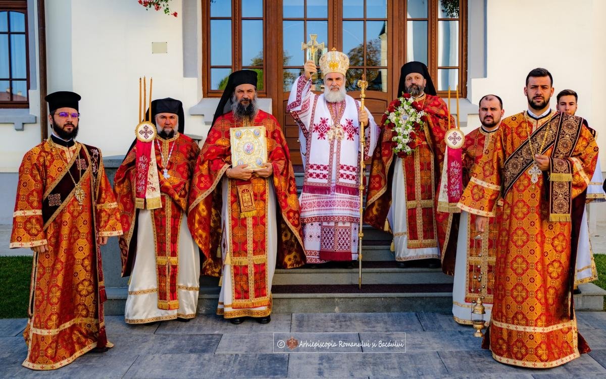 Liturghie arhierească la Catedrala Arhiepiscopală din Roman 268400