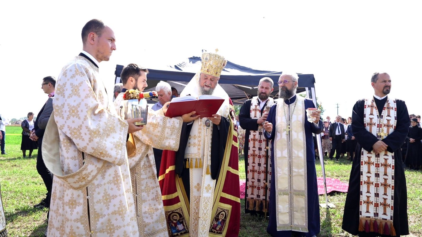 Liturghie arhierească şi piatră de temelie pentru o nouă biserică în Braşov 268590