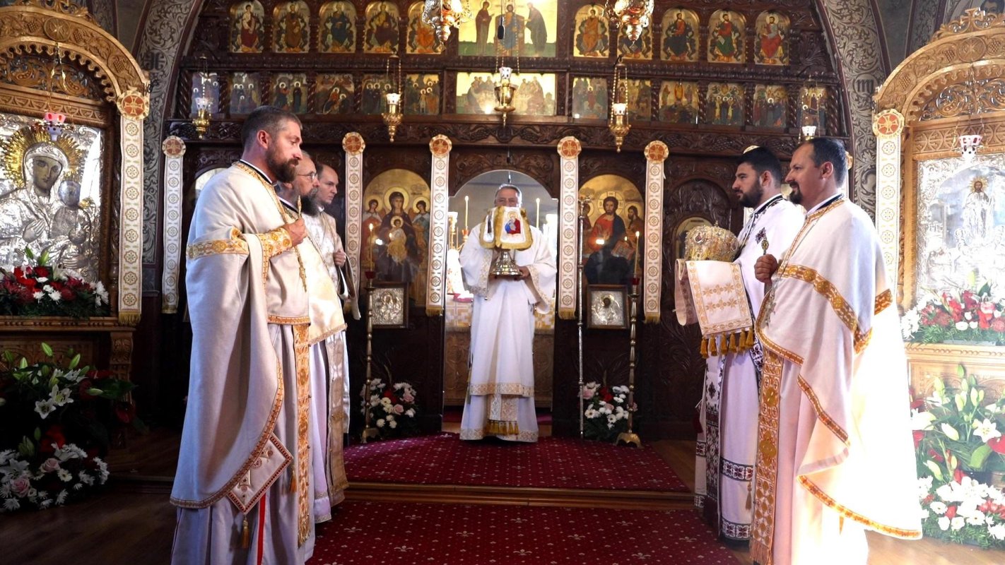 Liturghie arhierească şi piatră de temelie pentru o nouă biserică în Braşov 268593