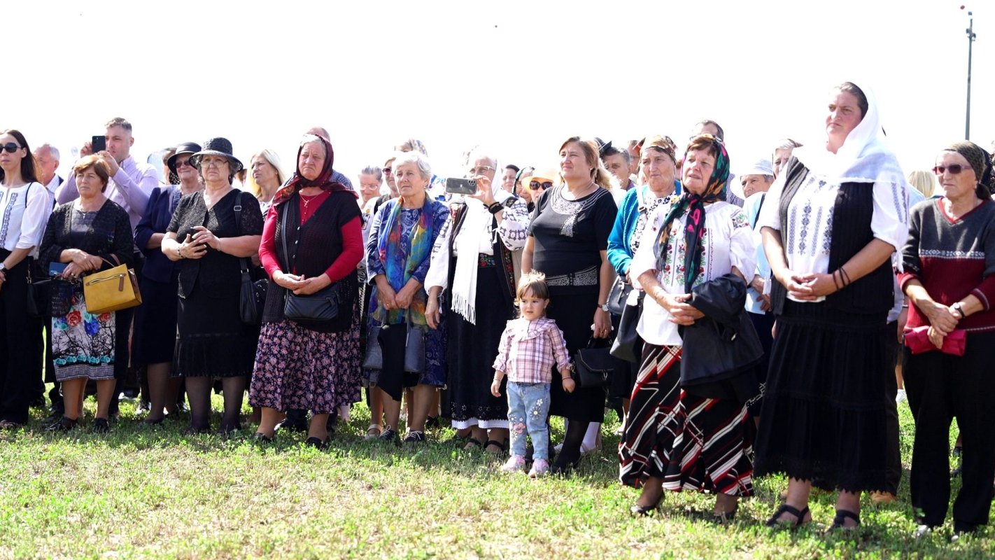 Liturghie arhierească şi piatră de temelie pentru o nouă biserică în Braşov 268597