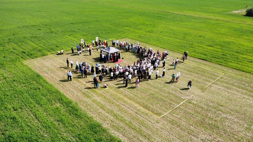 Liturghie arhierească şi piatră de temelie pentru o nouă biserică în Braşov 268629