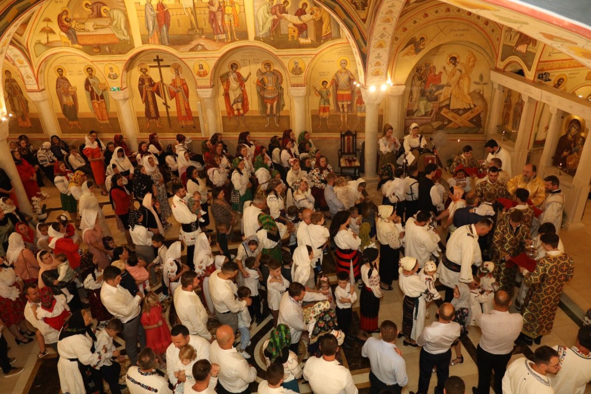 Rugăciune în comuniune la comunitatea românească din Paris 268599