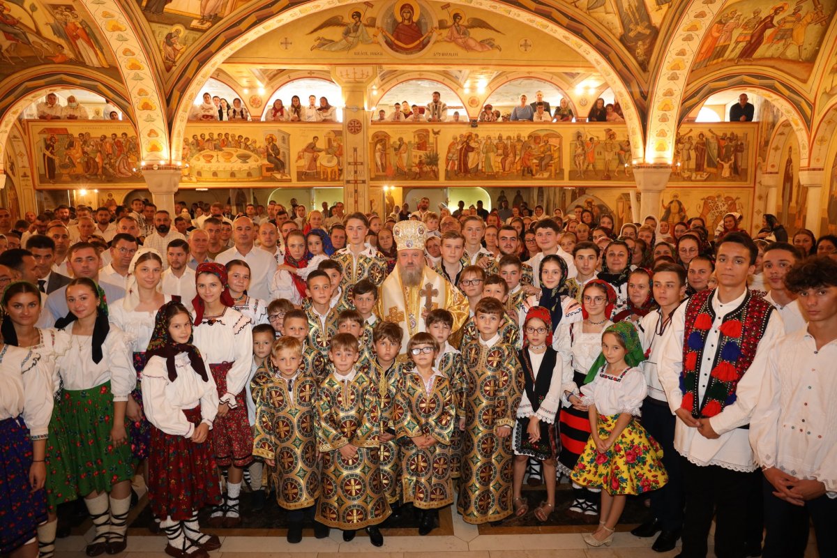 Rugăciune în comuniune la comunitatea românească din Paris 268609