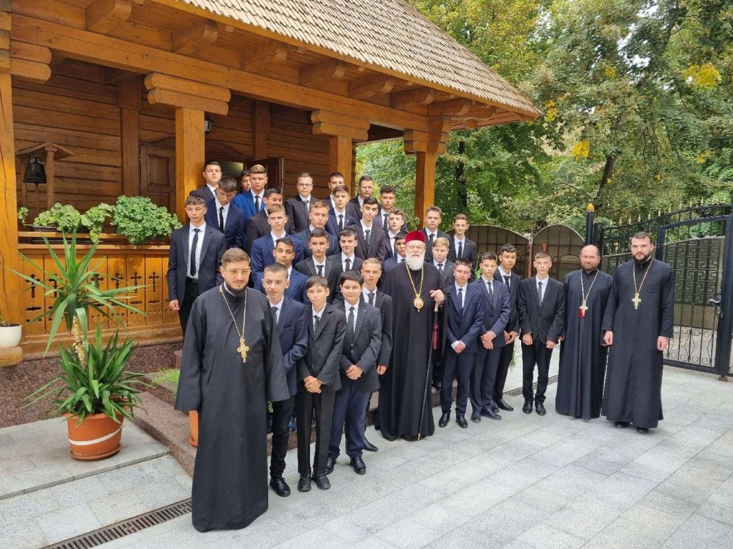 Vizită arhierească și întâlnire cu elevii seminariști în Episcopia Sloboziei și Călărașilor 268574