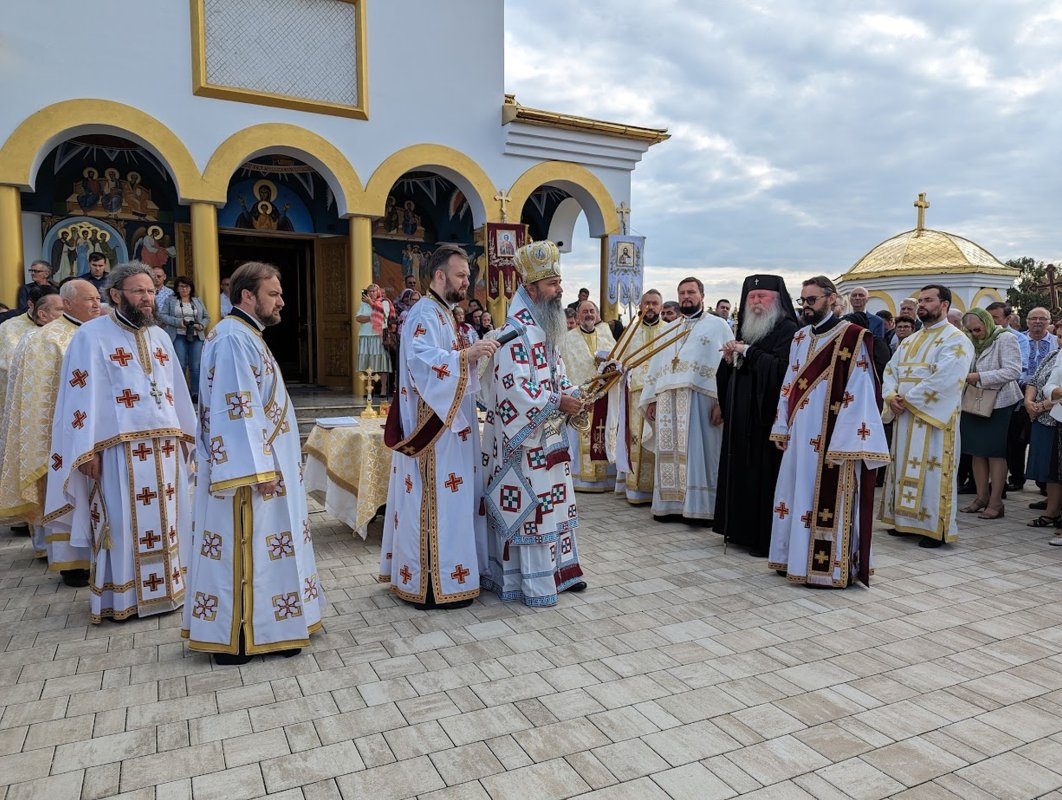 Târnosire de biserică în Arhiepiscopia Timișoarei 268729