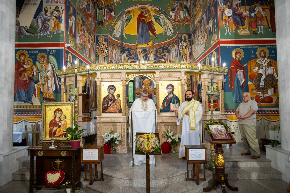 Fidelitate față de o familie de sfinți martiri în Capitală  268963