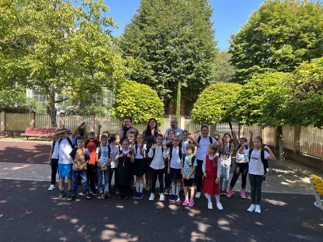 Ghiozdane și rechizite pentru 50 de copii din sectorul 4 268816