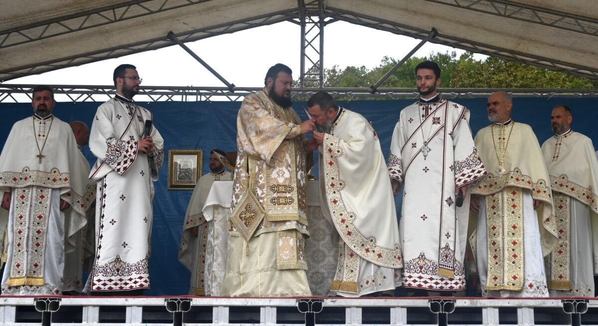 Târnosirea bisericii din localitatea sălăjeană Bizușa 269526