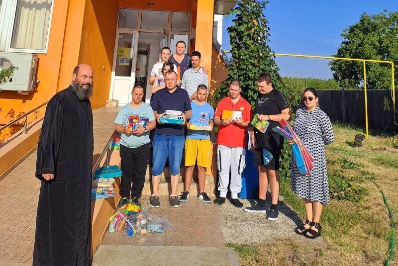 Peste 2.500 de școlari ajutați de Episcopia Slatinei și Romanaților 269868