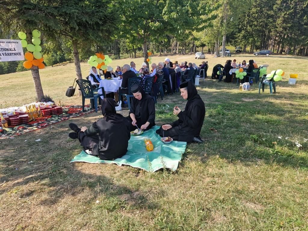Beneficiarii Centrului „Cuvioasa Nazaria” au sărbătorit Ziua Internațională a Persoanelor Vârstnice  270268