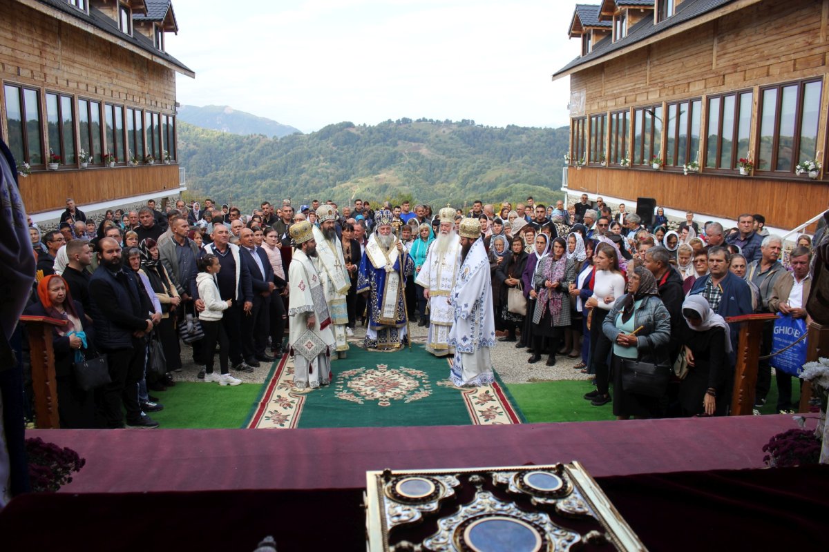 Sfinţire de biserică la mănăstirea din Poiana Frumoasă-Tismana 270570
