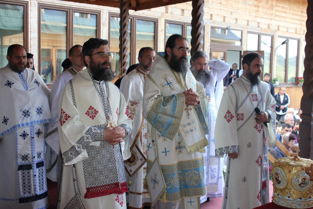 Sfinţire de biserică la mănăstirea din Poiana Frumoasă-Tismana 270571