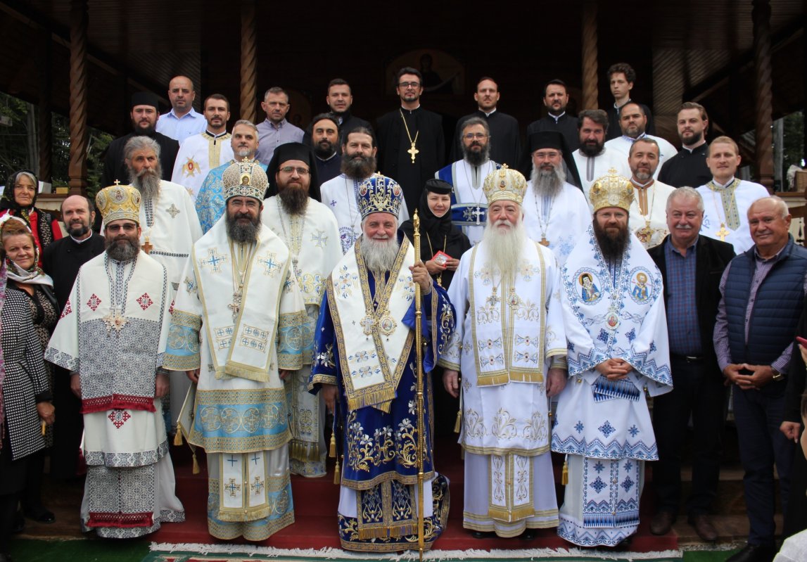 Sfinţire de biserică la mănăstirea din Poiana Frumoasă-Tismana 270575