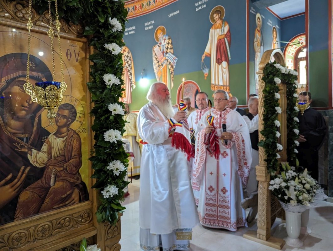 Târnosirea bisericii din Parohia Tomnatic, județul Timiș 270540