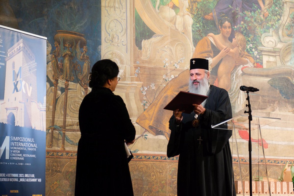 Simpozion „Monumentul. Tradiție și Viitor” la Iași 270778