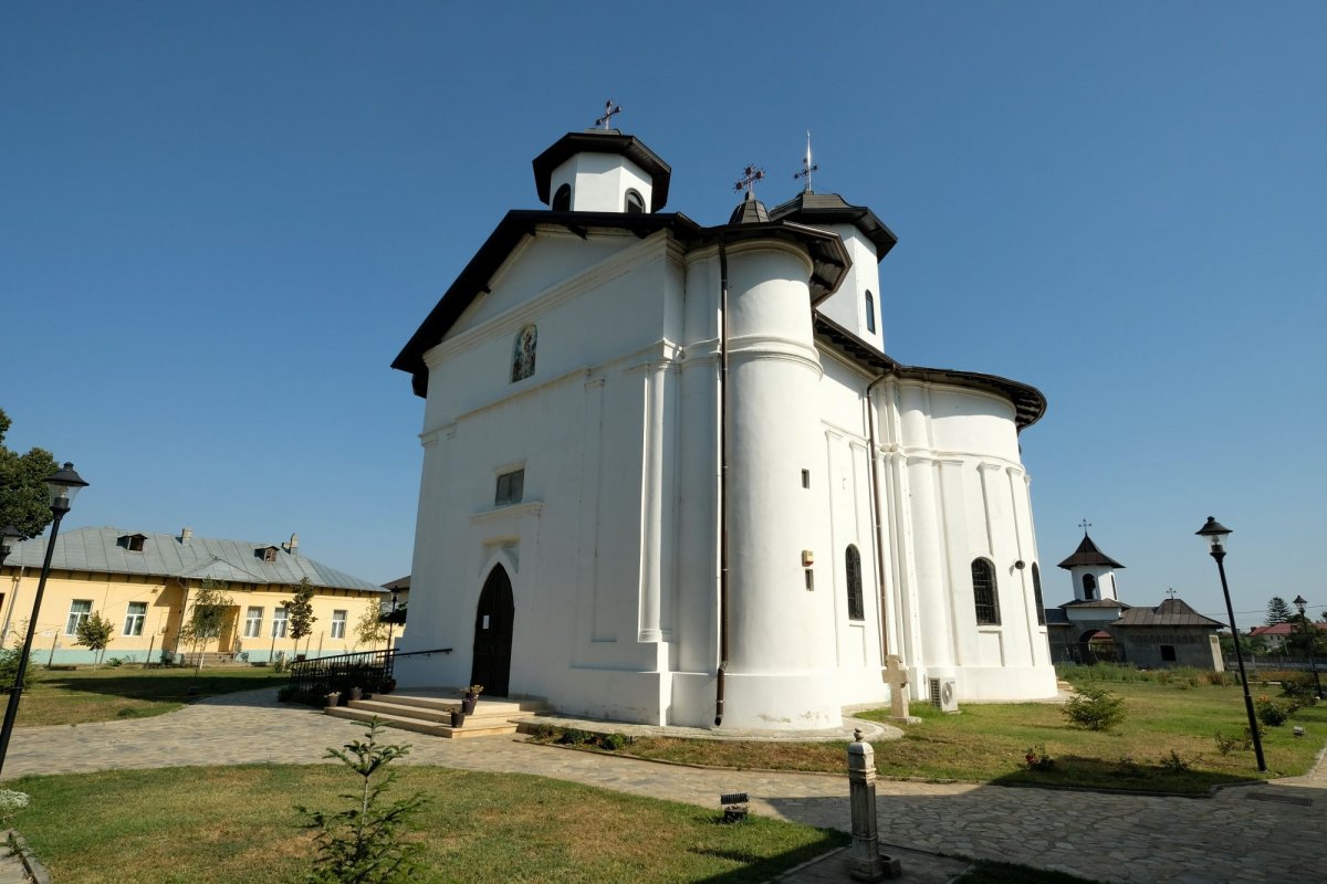 Biserica istorică din Manasia, ca o aripă de înger 270863