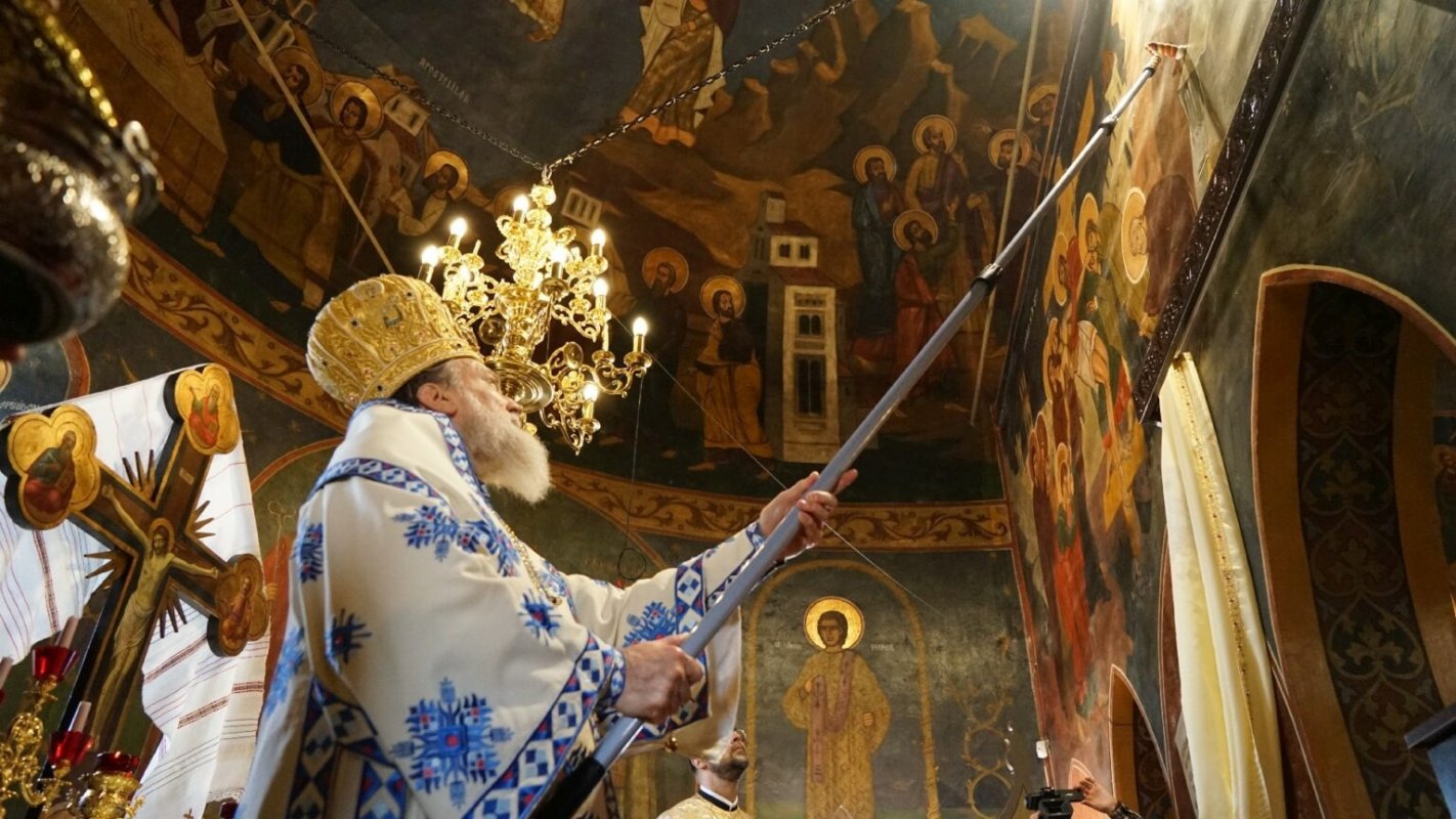 Biserica istorică din Manasia, ca o aripă de înger 270876