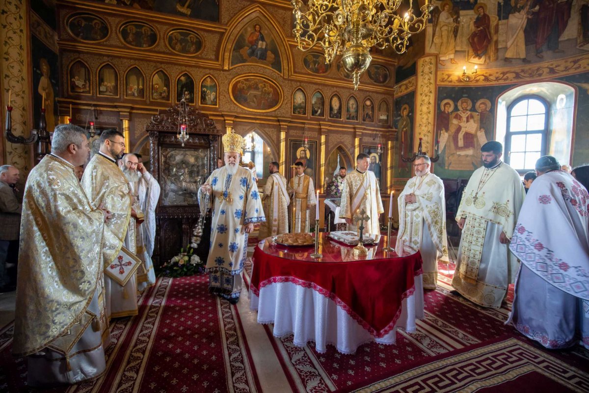 Biserica istorică din Manasia, ca o aripă de înger 270877