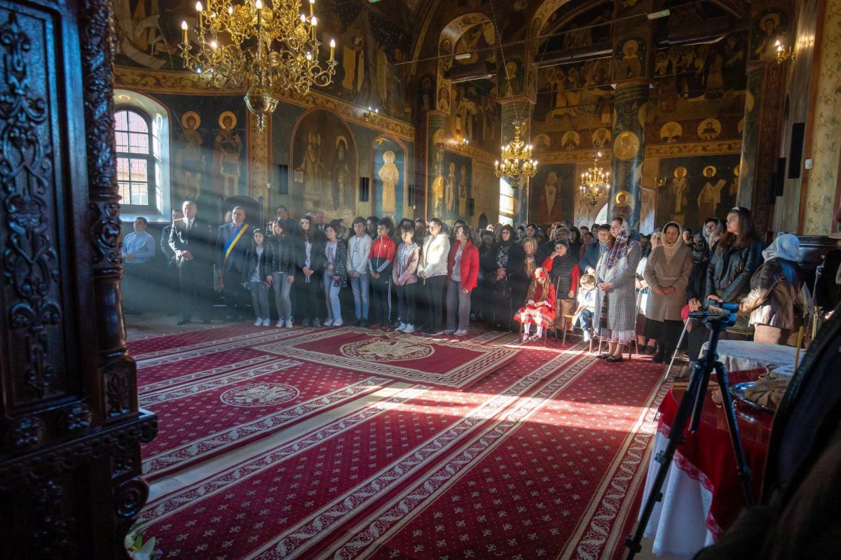 Biserica istorică din Manasia, ca o aripă de înger 270878