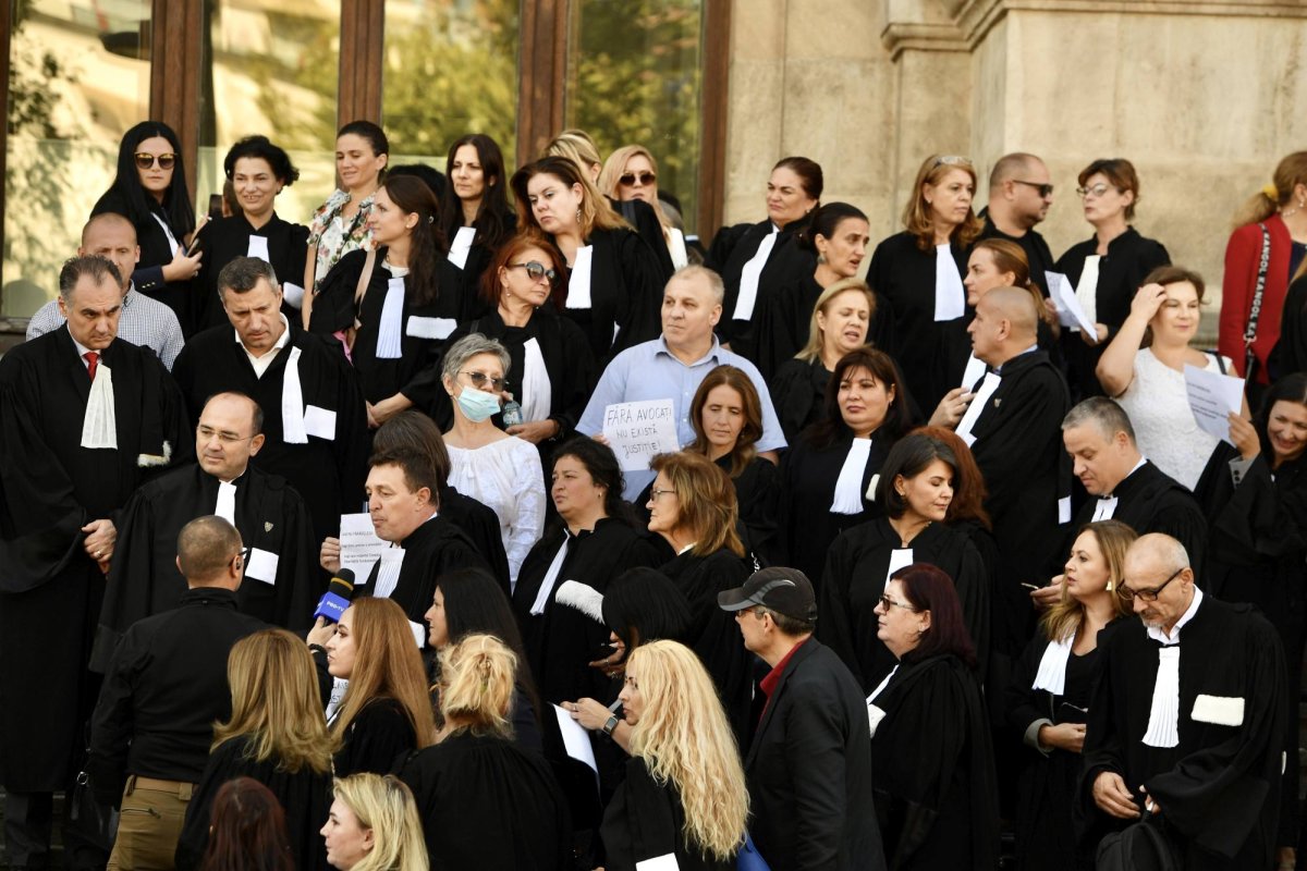 Proteste ale avocaților 270905