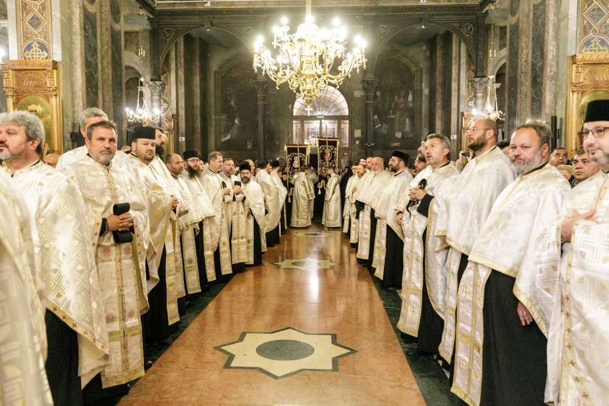 A început sărbătoarea Sfintei Parascheva de la Iași 271027