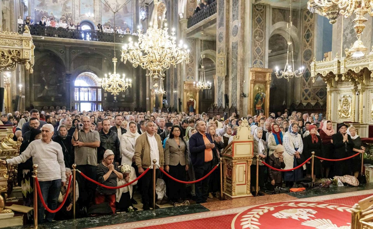 „Prin mijlocirea Sfintei Parascheva, să-L rugăm pe Dumnezeu să fie prezent în viața noastră” 271169