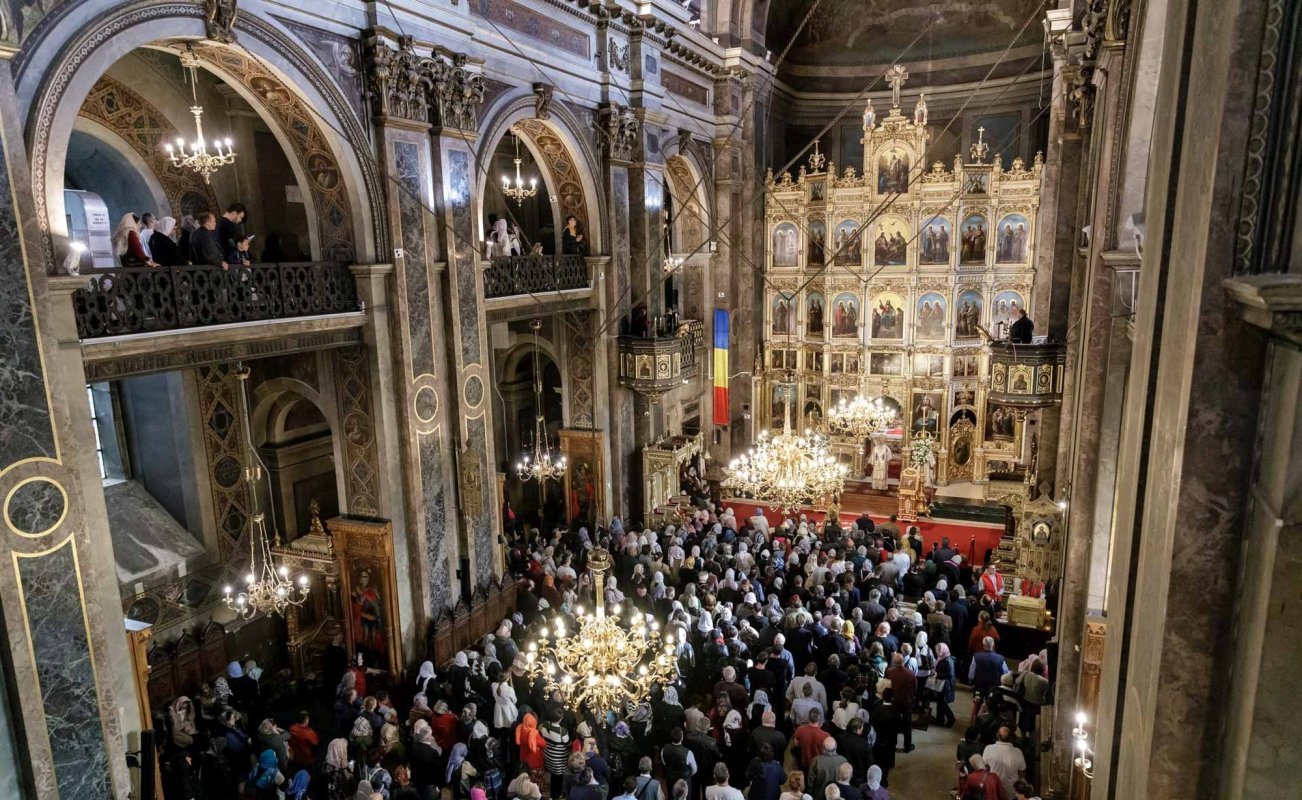 „Prin mijlocirea Sfintei Parascheva, să-L rugăm pe Dumnezeu să fie prezent în viața noastră” 271176