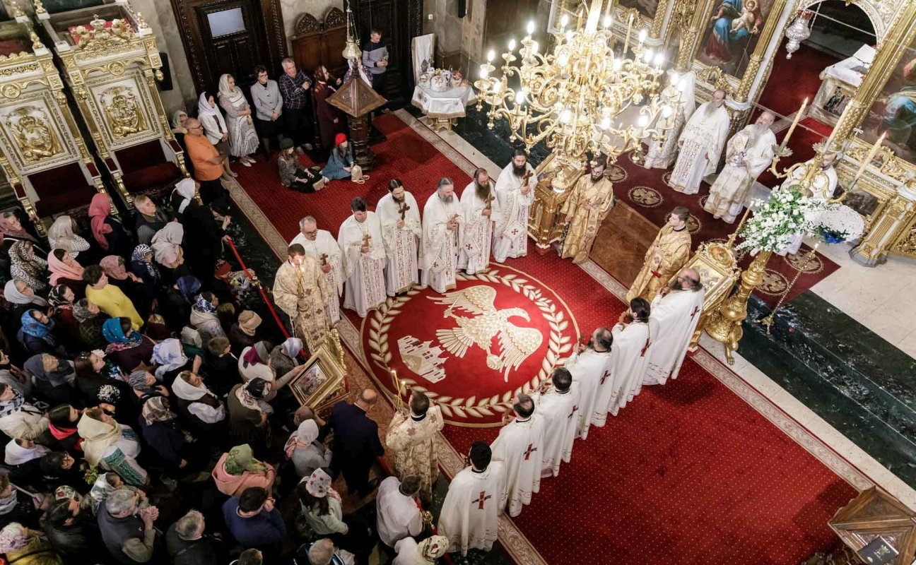 „Prin mijlocirea Sfintei Parascheva, să-L rugăm pe Dumnezeu să fie prezent în viața noastră” 271178