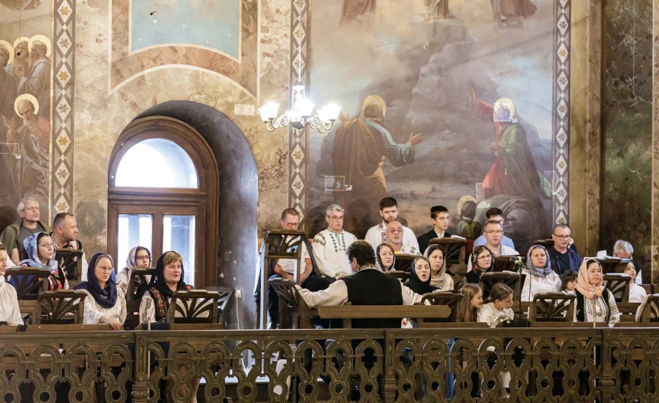 „Prin mijlocirea Sfintei Parascheva, să-L rugăm pe Dumnezeu să fie prezent în viața noastră” 271179