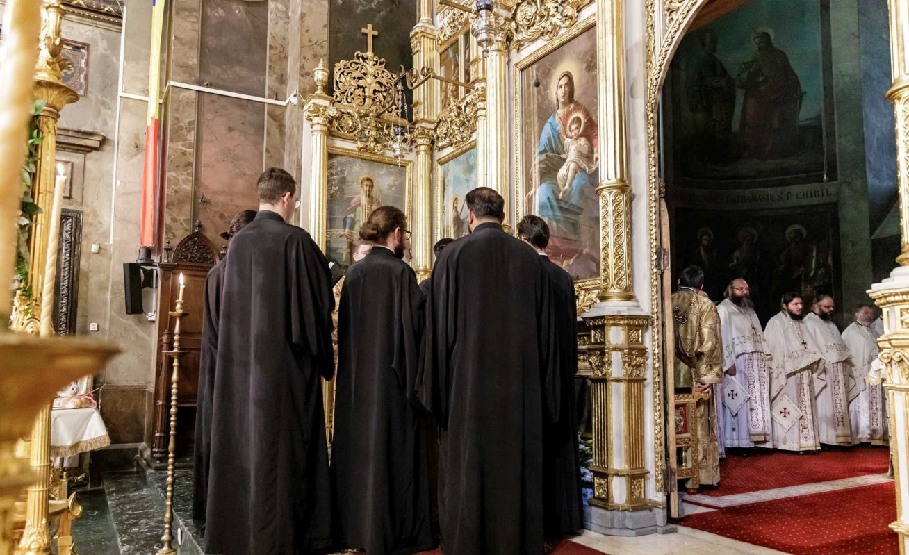 „Prin mijlocirea Sfintei Parascheva, să-L rugăm pe Dumnezeu să fie prezent în viața noastră” 271181