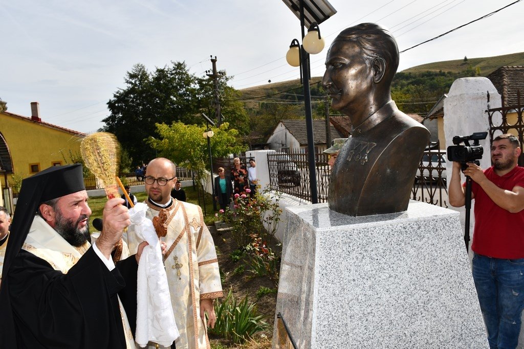 Omagierea eroilor, fii ai satului Lăpușnicel din Caraș-Severin  271414