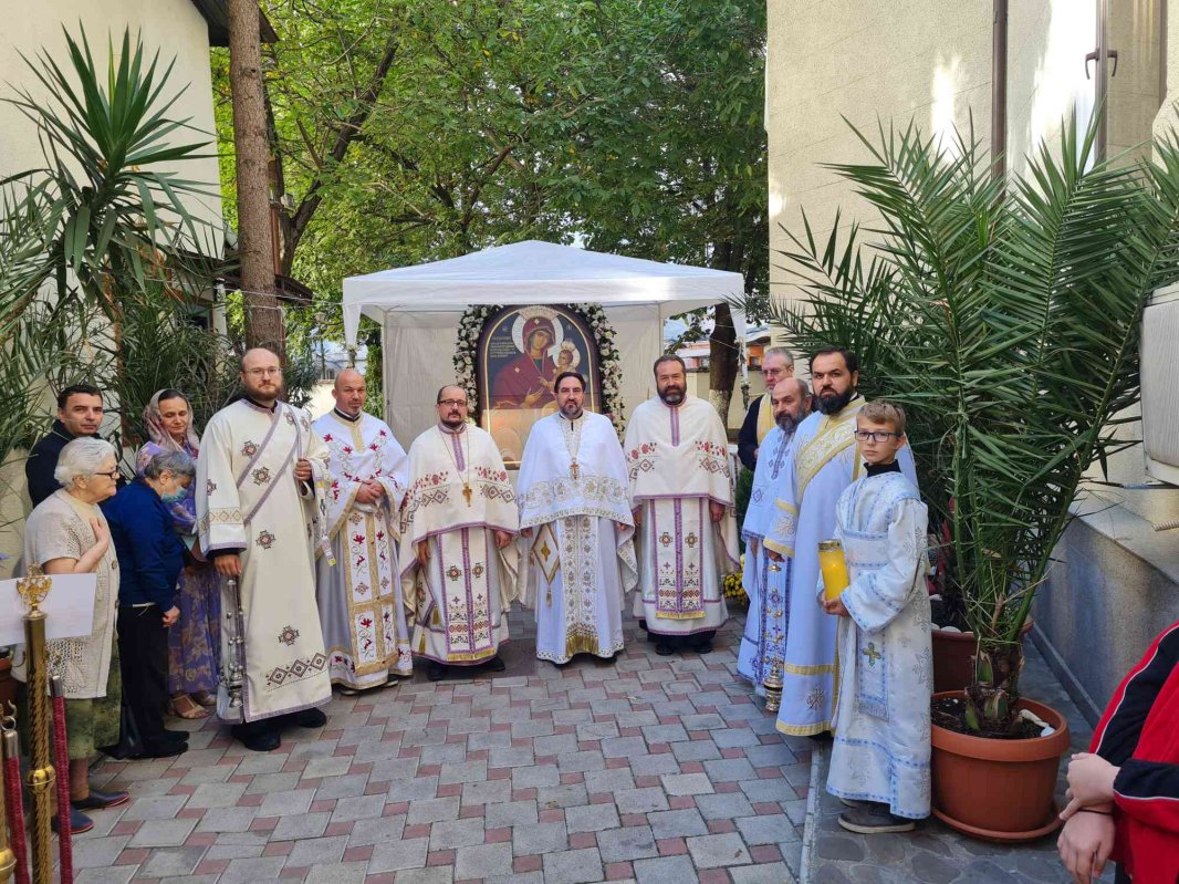 Program liturgic bogat la sărbătoarea hramului de toamnă al unui lăcaș bucureștean 271425