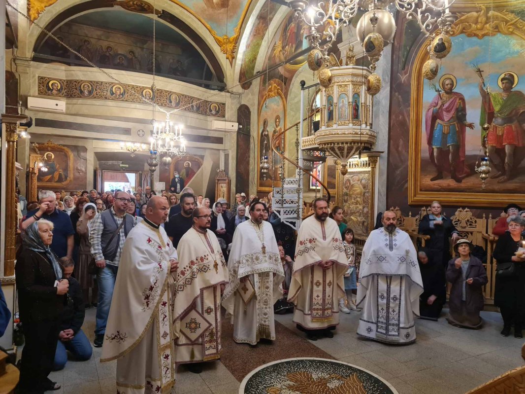 Program liturgic bogat la sărbătoarea hramului de toamnă al unui lăcaș bucureștean 271426