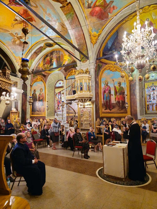 Program liturgic bogat la sărbătoarea hramului de toamnă al unui lăcaș bucureștean 271427