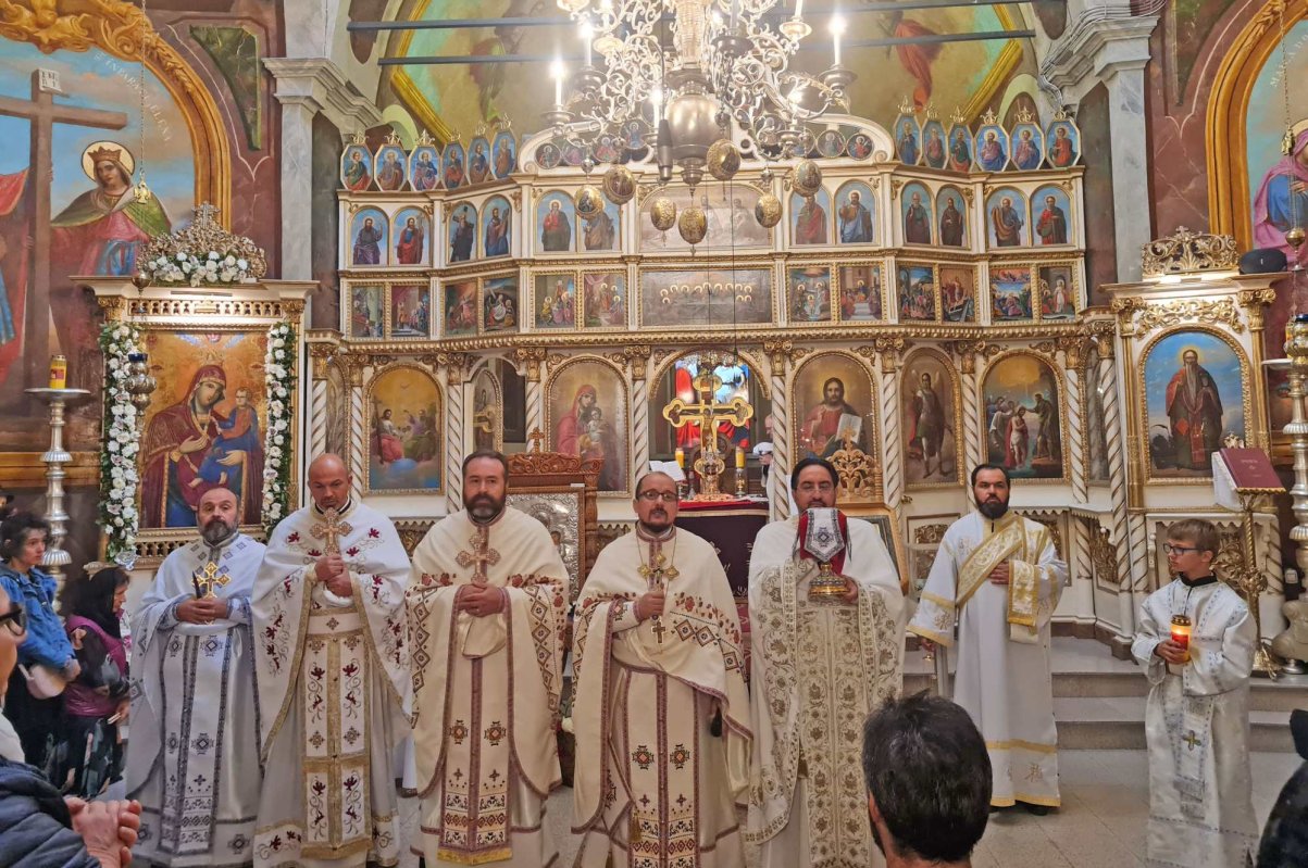 Program liturgic bogat la sărbătoarea hramului de toamnă al unui lăcaș bucureștean 271428