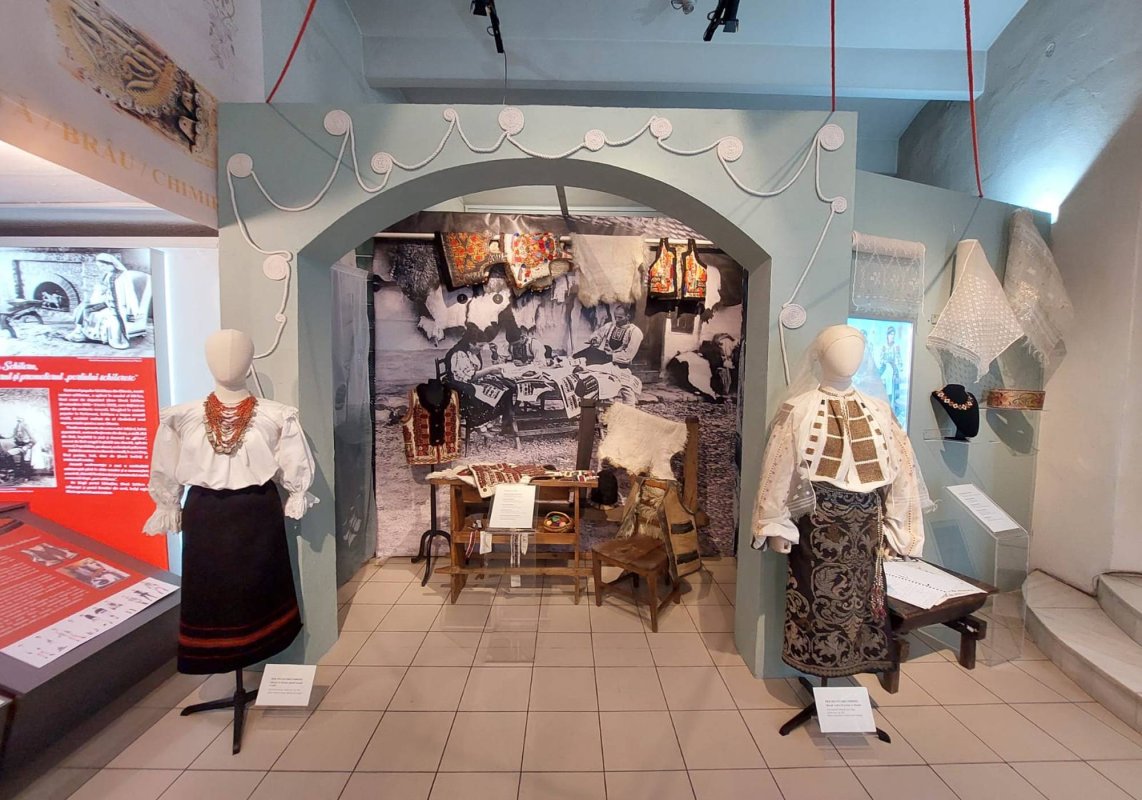 Expoziție de podoabe tradiționale la Brașov 272066