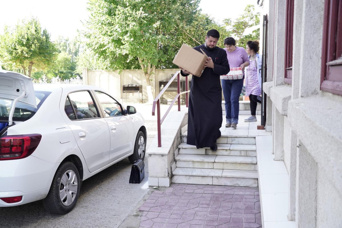 Rugăciune şi filantropie la o parohie din orașul Galați 272131