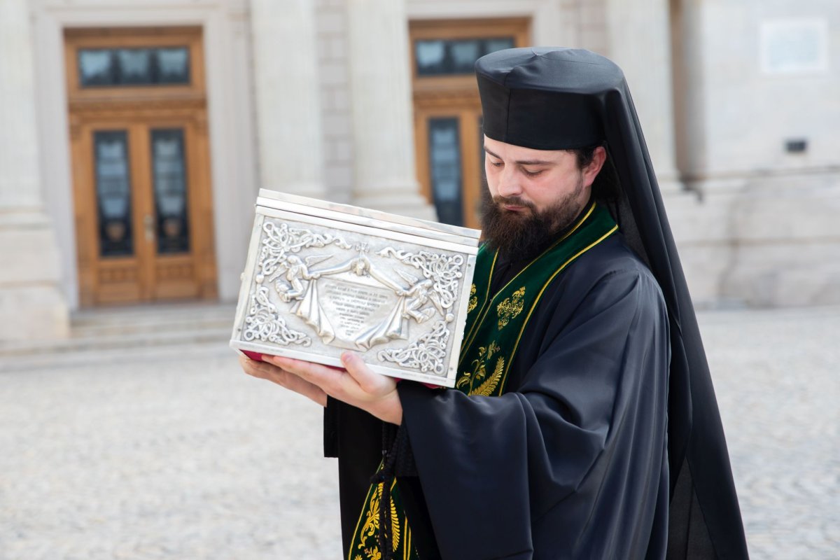 Un veșmânt al Sfintei Parascheva, la Catedrala Patriarhală din București  272162