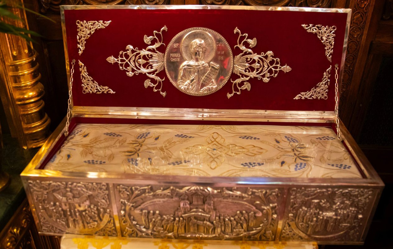 Un veșmânt al Sfintei Parascheva, la Catedrala Patriarhală din București  272164
