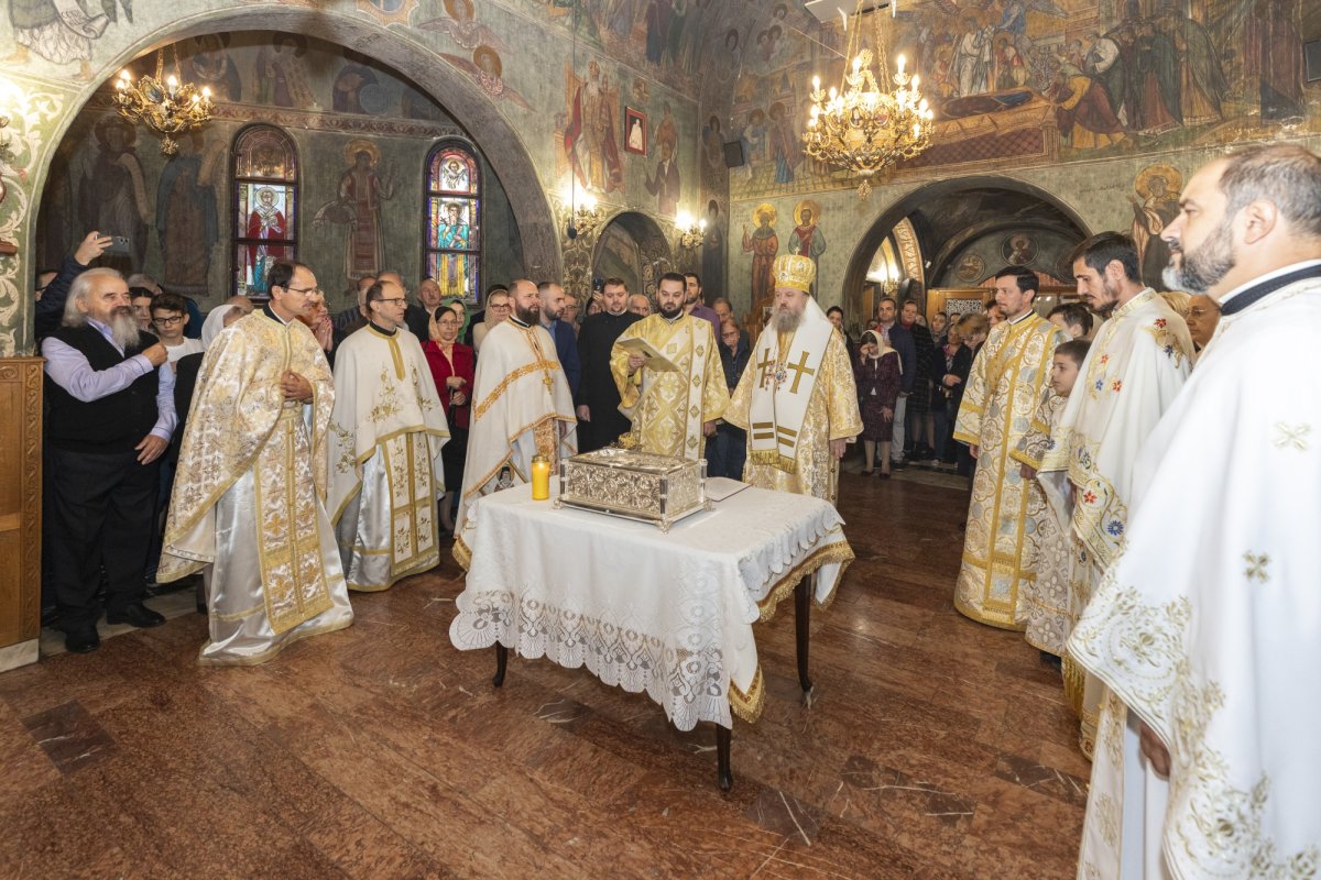 Comuniunea sfinților la hramul unei parohii bucureștene 272256