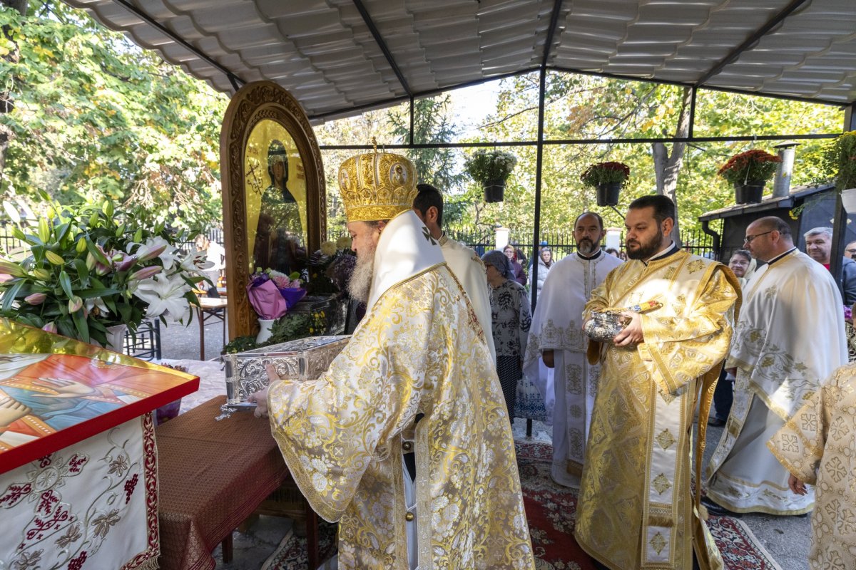 Comuniunea sfinților la hramul unei parohii bucureștene 272261