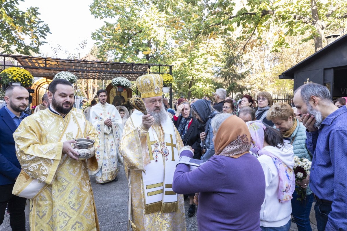 Comuniunea sfinților la hramul unei parohii bucureștene 272262