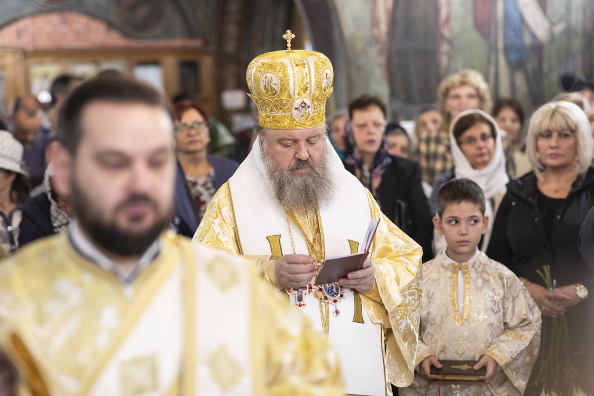 Comuniunea sfinților la hramul unei parohii bucureștene 272270