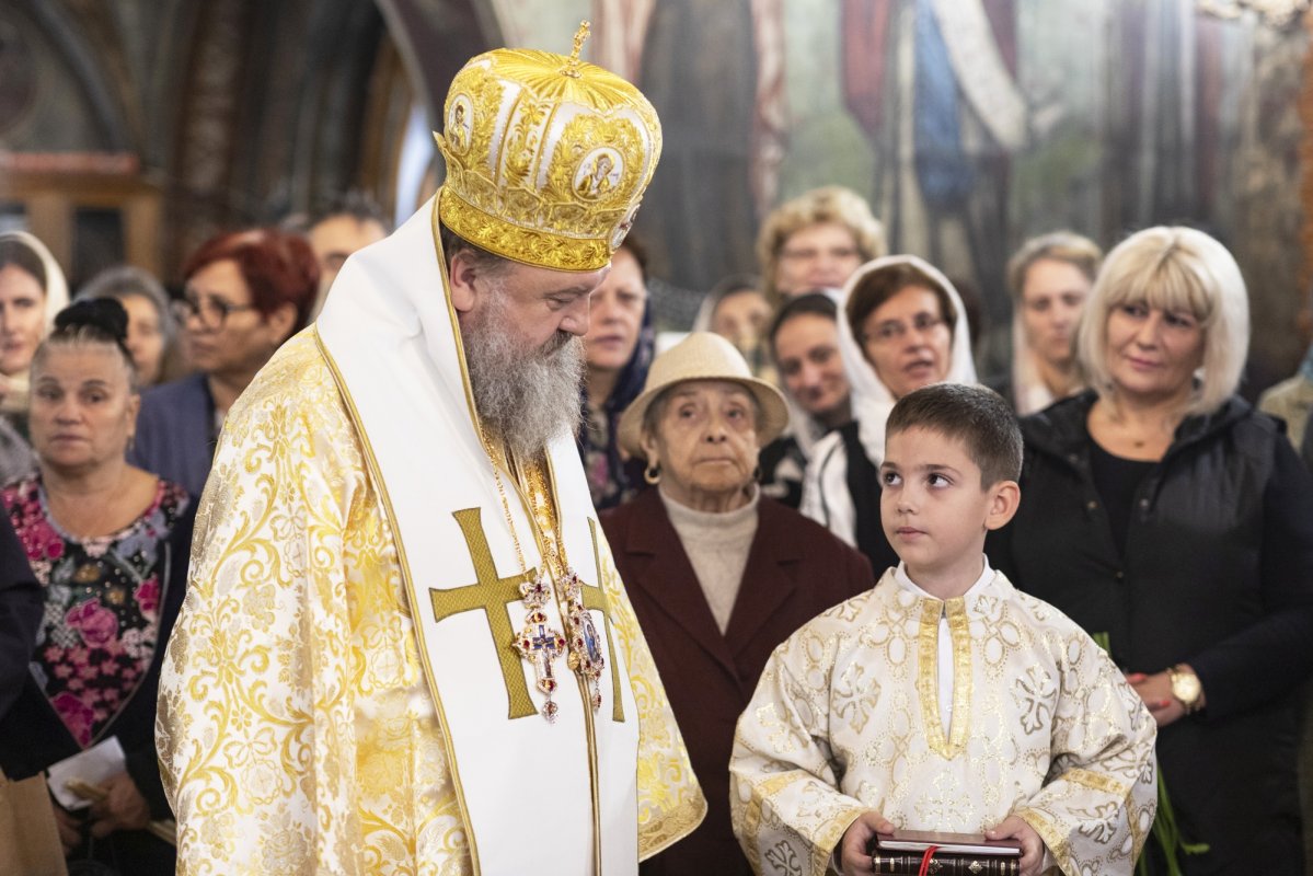 Comuniunea sfinților la hramul unei parohii bucureștene 272273