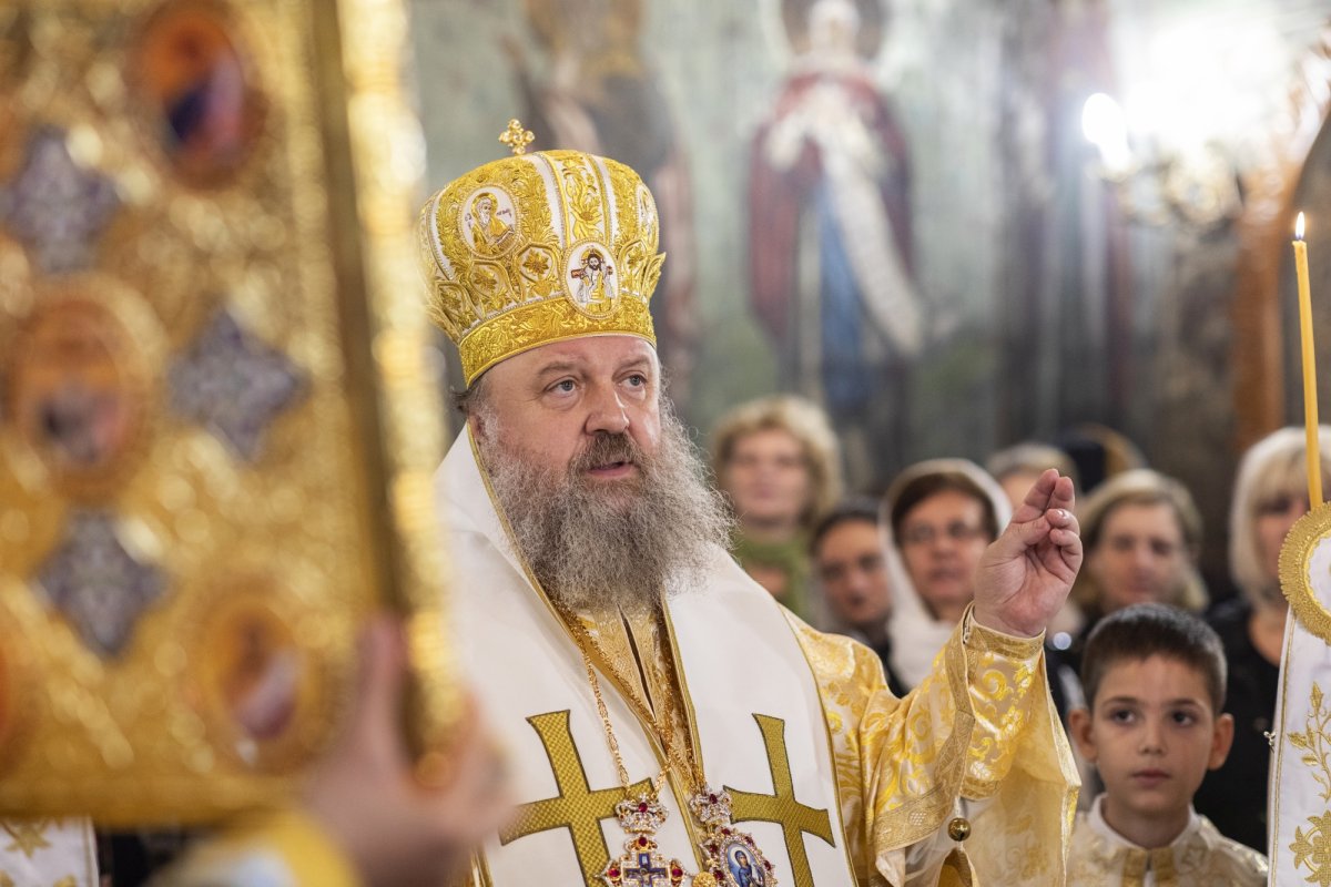 Comuniunea sfinților la hramul unei parohii bucureștene 272274