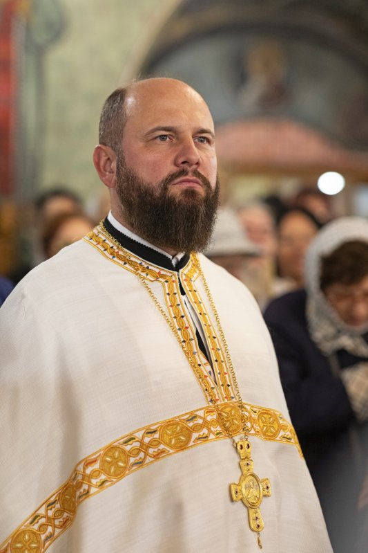 Comuniunea sfinților la hramul unei parohii bucureștene 272275