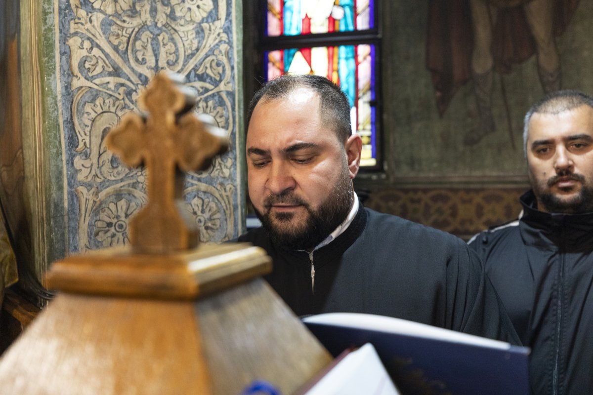 Comuniunea sfinților la hramul unei parohii bucureștene 272276