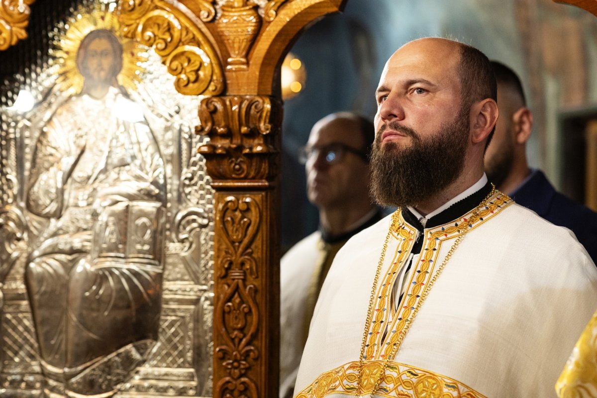 Comuniunea sfinților la hramul unei parohii bucureștene 272280