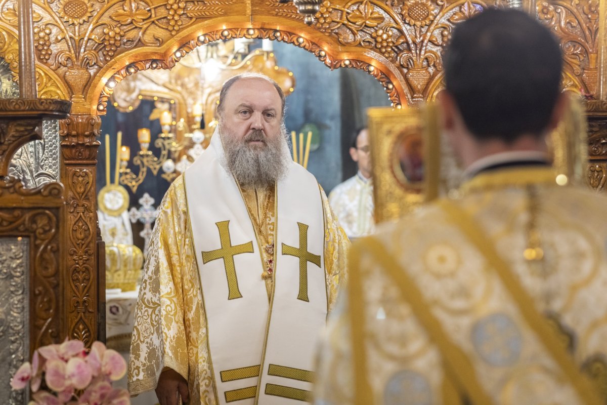 Comuniunea sfinților la hramul unei parohii bucureștene 272282