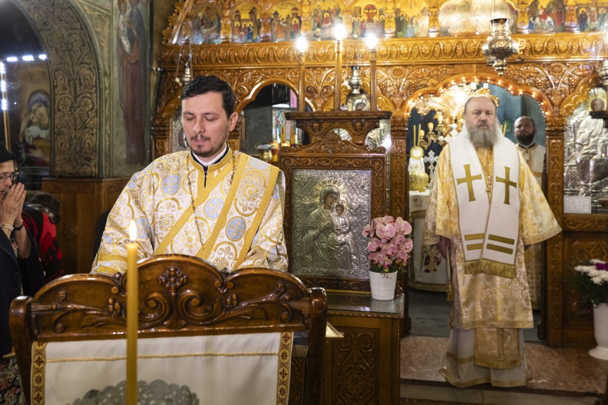 Comuniunea sfinților la hramul unei parohii bucureștene 272285